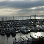 T1 Climatise Au Port De Avec Veranda Meublee, Proche Plages Et Commerces - Fr-1-335-186 *