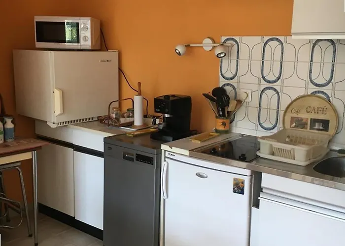 T1 Climatisé Au Port De Avec Véranda Meublée, Proche Plages Et Commerces - Fr-1-335-186 * Hyères