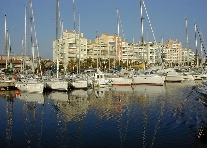 Appartement T1 Climatisé Au Port De Avec Véranda Meublée, Proche Plages Et Commerces - Fr-1-335-186